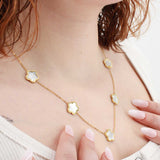 Collier en acier inoxydable doré et trèfle blanc nacré en émail.