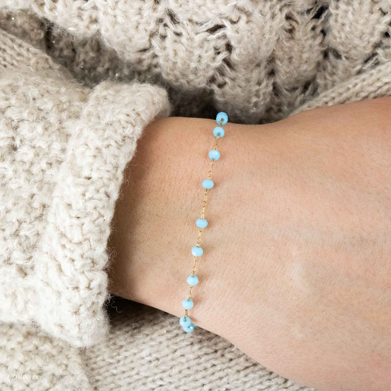 Bracelet Chill en acier inoxydable et perles synthétiques bleues.