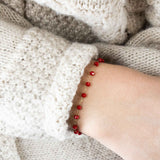 Bracelet Chill en acier inoxydable et perles synthétiques rouge.