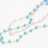 Collier Douceur en acier inoxydable doré et perles synthétiques rose et bleu.