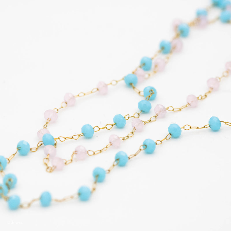 Collier Douceur en acier inoxydable doré et perles synthétiques rose et bleu.