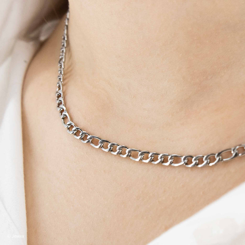 Collier Figaro en acier inoxydable doré et largeur de mailles 4 mm.