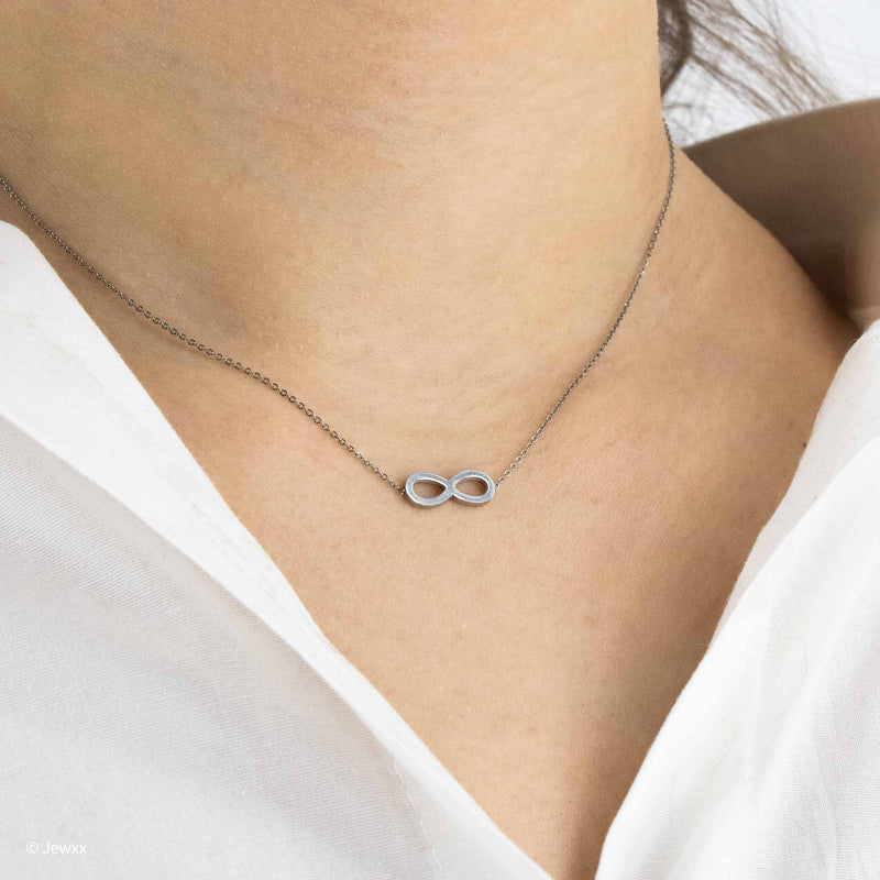 Collier Infinité en acier inoxydable argent.