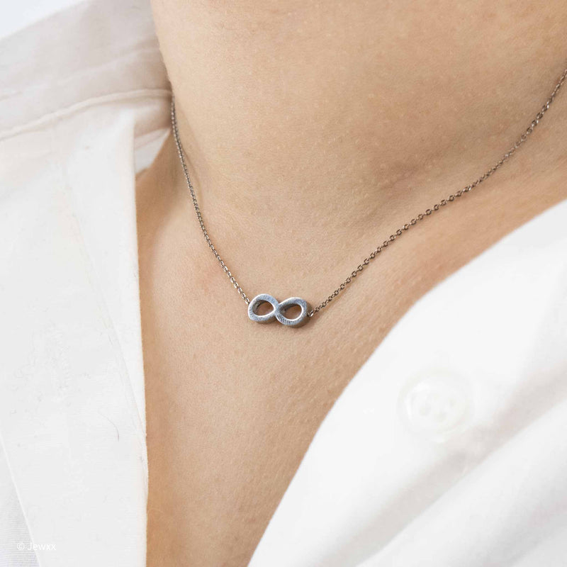 Collier Infinité en acier inoxydable argent.